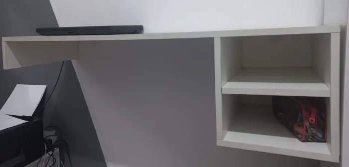 Mesa de escritório suspensa