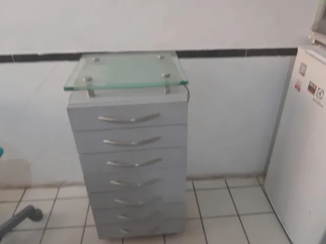 Gaveteiro com tampo de vidro 