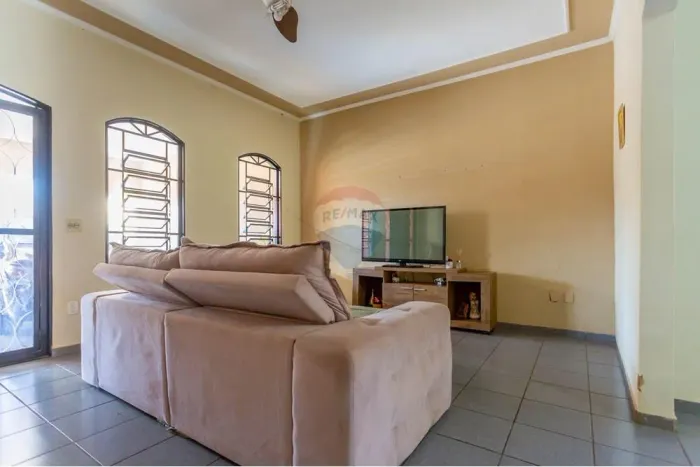 Casa Exclusiva de Esquina em Guariba com Espaço Gourmet 2 Quartos, R$ 425 mil