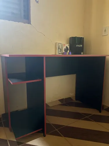 Vendo mesa gamer, barata pra ir logo 3 meses de uso