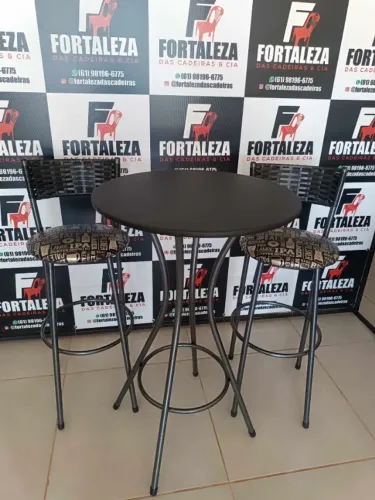 Jogo de mesa e banquetas de ferro com encosto de fibra