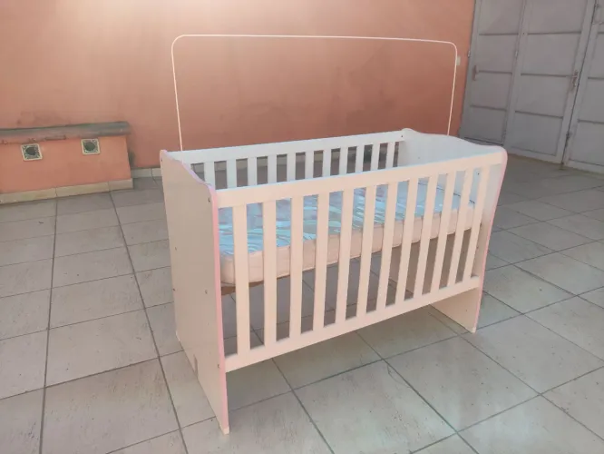 Berço em madeira para menina