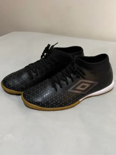 Chuteira Umbro, número 38, Ótimo estado