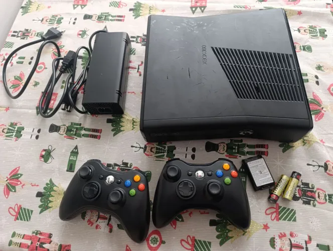 Xbox 360 com hd 500g +300 jogos e 2 manetes sem fio