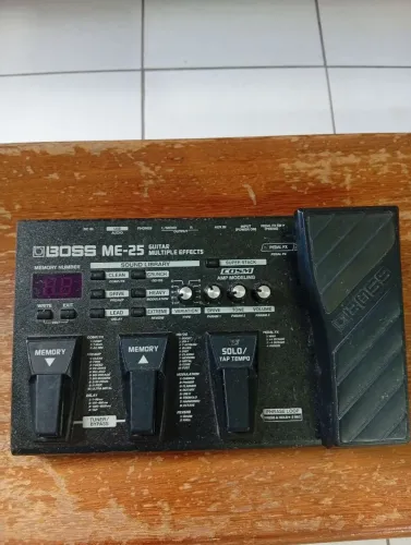 Pedaleira BOSS ME 25 para guitarra