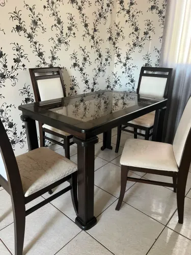 Conjunto de mesa de madeira com 4 cadeiras