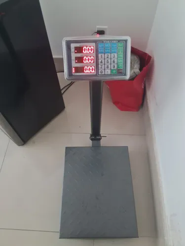 Balança de plataforma 30X40 300kg digital Bivolt com suporte de visor nova  valor 400 