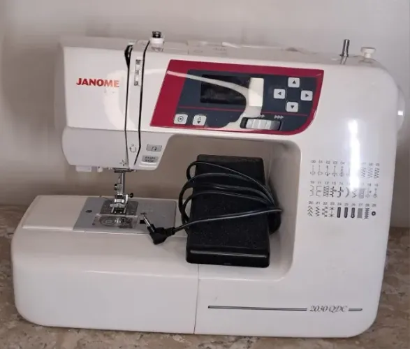 Maquina Portátil Eletronica De Costura Janome 1050dc Bivolt Cor Branco