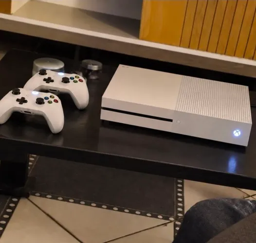 Xbox One 1T + 2 Controles Originais