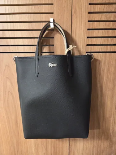 Bolsa Tote Reversível Lacoste cor preta e bege