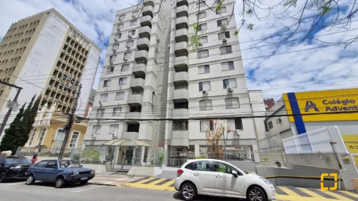 Apartamento a venda no Centro de Florianópolis com 94m², dois quartos, suíte e garagem liv