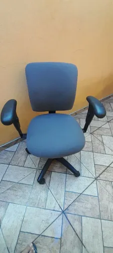 Cadeira escritorio giratória com braço ajustáveis e controlador de altura.