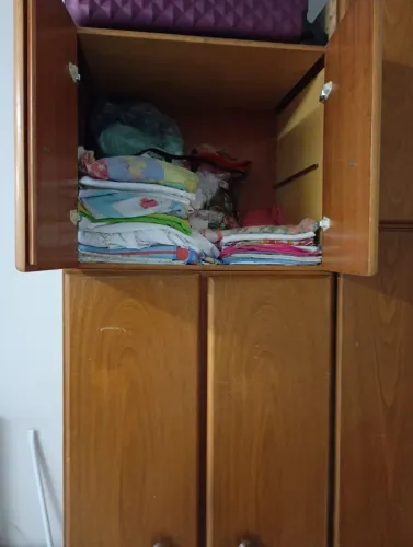 Guarda roupa antigo em bom estado de uso.