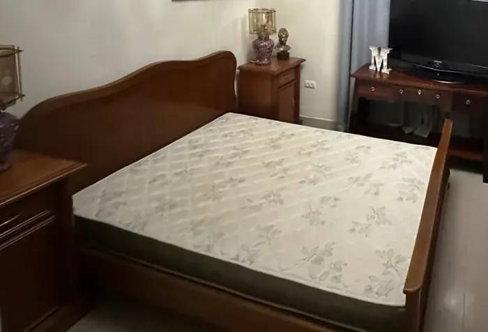 Cama de casal em madeira