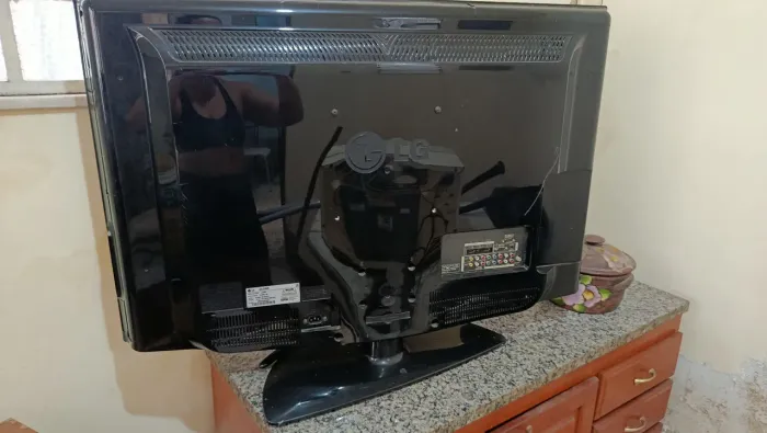 TV LG 42. NÃO FUNCIONA A TELA. Reposição de peças. NÃO TENHO CONTROLE REMOTO.