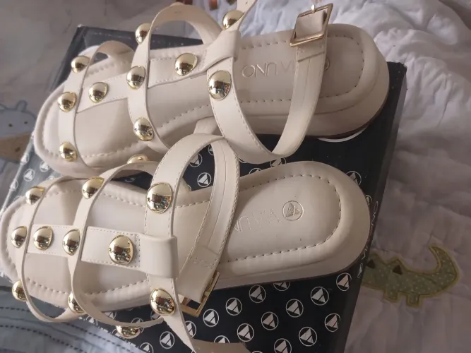 Sandalia off white, marca via uno. tamanho 40. novinha