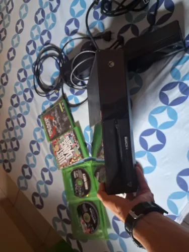 XBOX ONE COM CONTROLE ORIGINAL HD 500 GIGAS CONTA..