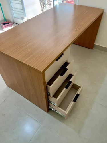 Mesa para escritório em MDF 160x70cm Louro Freijó com gaveteiro
