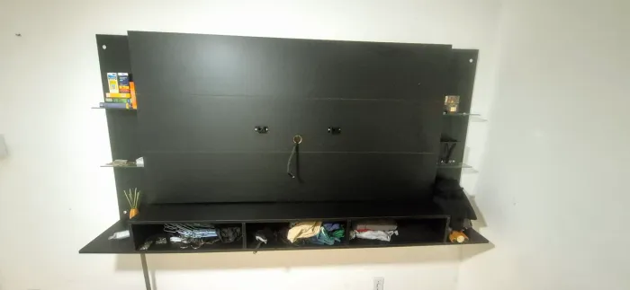 Rack Painel para TV Grande Preto com Prateleiras e Nichos