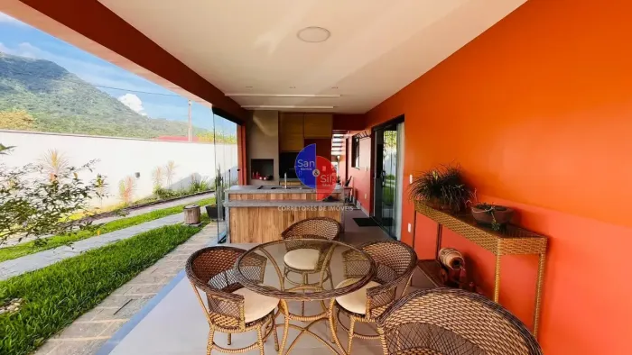 Casa linear com 3 quartos, suíte e espaço gourmet em condomínio em Cotia Guapimirim/RJ