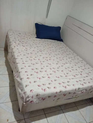 Vende-se cama com colchão 1 ventilador e uma gaveteiro de chão 