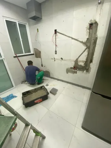 Pedreiro de alvenaria reboco , porcelanato estalações elétrica idraulica , forro  lage es 