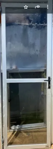 Porta de vidro com esquadrias de alumínio
