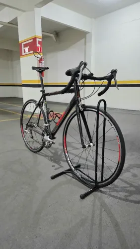 Caloi Strada + Grupo Tiagra 2x9 + Cubos/Rodas DT Swiss + Pneus Continental Ultra Sport 25c