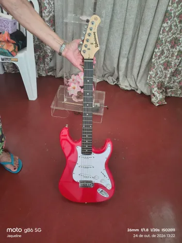 Vendo guitarra profissional e púlpito.