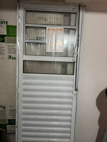 Porta de alumínio basculante NOVA. Abertura lado direito.