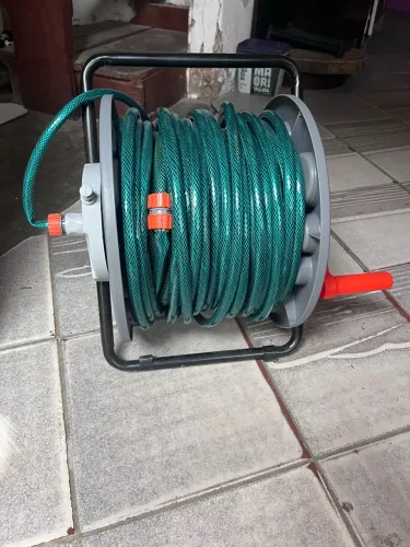 Vende-se mangueira de 30 metros mais o carretel