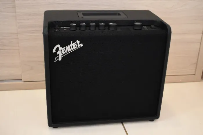 Amplificador de Guitarra Fender Mustang LT25
