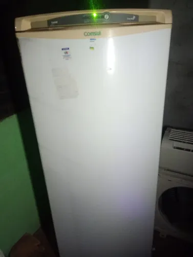 Vende se uma geladeira