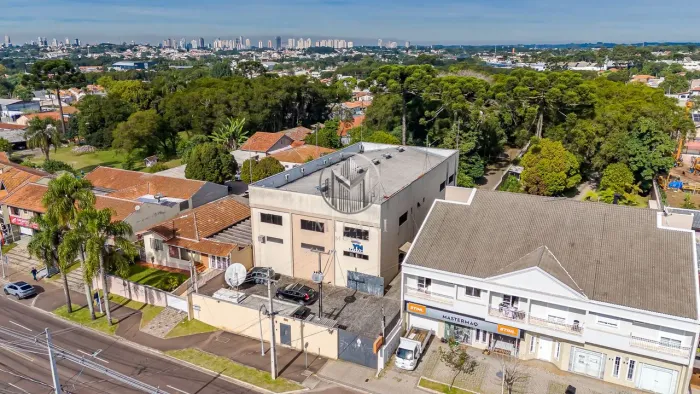 Imóvel comercial com ampla testada e excelente visibilidade na Av. Manoel Ribas