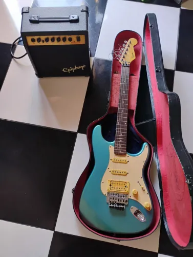 Guitarra Squier Floyd Rose, Stratocaster, koreana, by Fender e Caixa Amplificada Epiphone