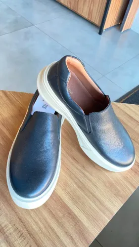 Slip-On Masculino Couro Preto Solado Branco - Novo