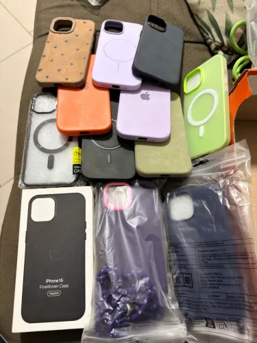 Capas de celular novas e semi novas para IPhone 15