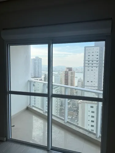 Porta-balcão alumínio branco 2 folhas com persiana motorizada, seminova