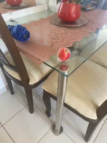 Mesa de vidro (sem cadeiras)