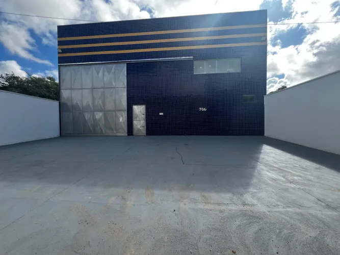 Alugo ótimo galpão em Pedras- Fortaleza