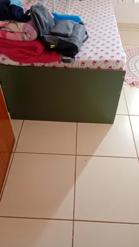 Bi cama com colchão.