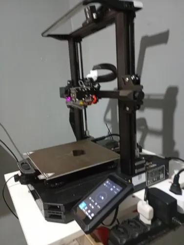 Vendo impressora ender 3 s1 pro com defeito no slot do cartão SD mas já comprei a placa
