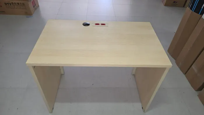 Mesa Escritório Com Tomada Escrivaninha Computador<br>1m x 60cm<br><br>R$150<br>*Retirada em Jacareí*