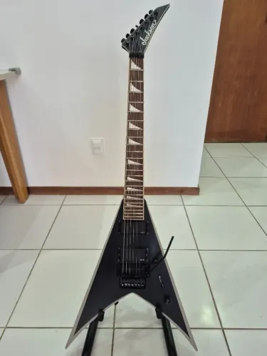 Guitarra Jackson King V KVX-MG7 de 7 cordas com emg