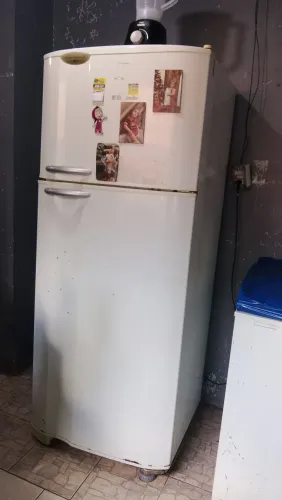 Vendo essa geladeira Electrolux.