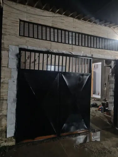 Porta de aço e portão