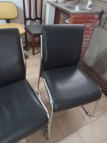 Desapego 5 cadeiras por 100 reais