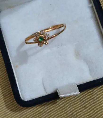 Anel ouro 18 com brilhante e esmeralda.