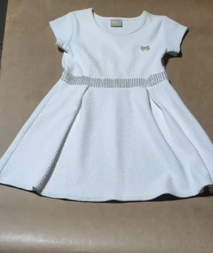 Lote vestidos infantis.