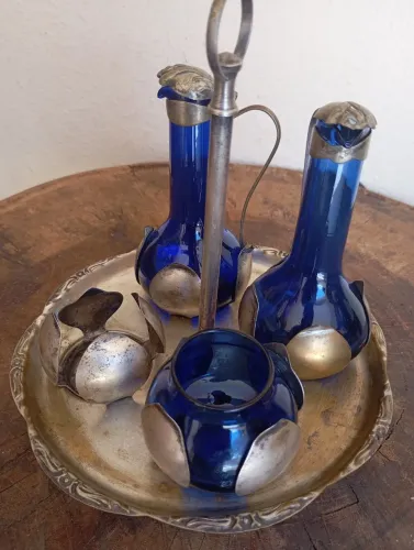 Galheteiro banho de prata e vidro azul antigo 